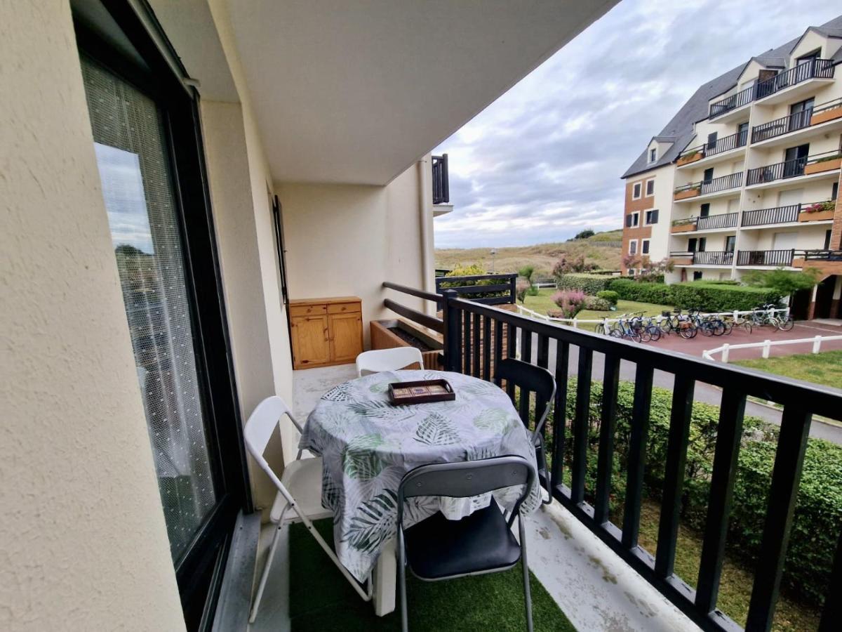 Les Pieds Dans Le Sable Cabourg